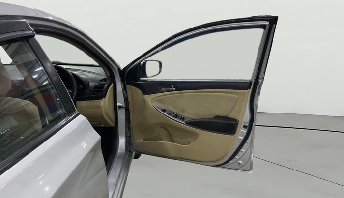 2016 Hyundai Verna 1.4 VTVT, Petrol, Manual, 1,23,771 km, RHS Front Door