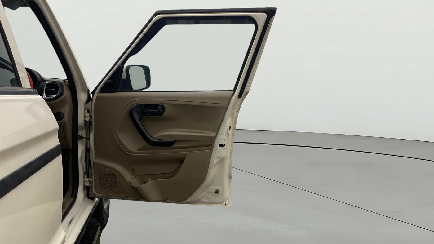 2023 Mahindra BOLERO NEO N 8, Diesel, Manual, 1,32,564 km, RHS Front Door