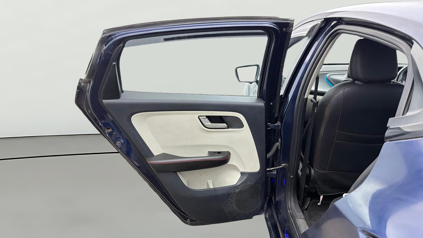 2024 Tata ALTROZ XZ + SUNROOF, Petrol, Manual, 21,970 km, LHS Rear Door