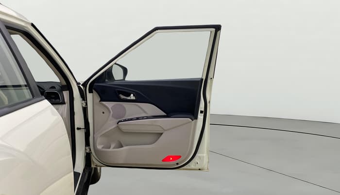 2020 Mahindra XUV300 W8 1.5 DIESEL, Diesel, Manual, 1,04,864 km, RHS Front Door