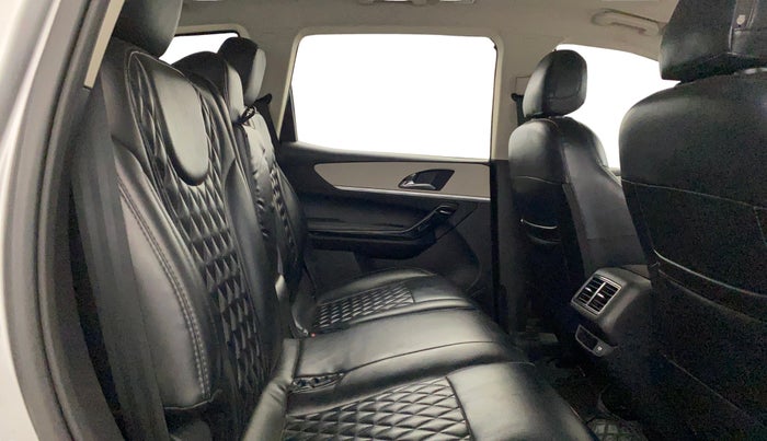 2022 Mahindra XUV700 AX 5 P MT 7 STR, Petrol, Manual, 32,365 km, Right Side Rear Door Cabin