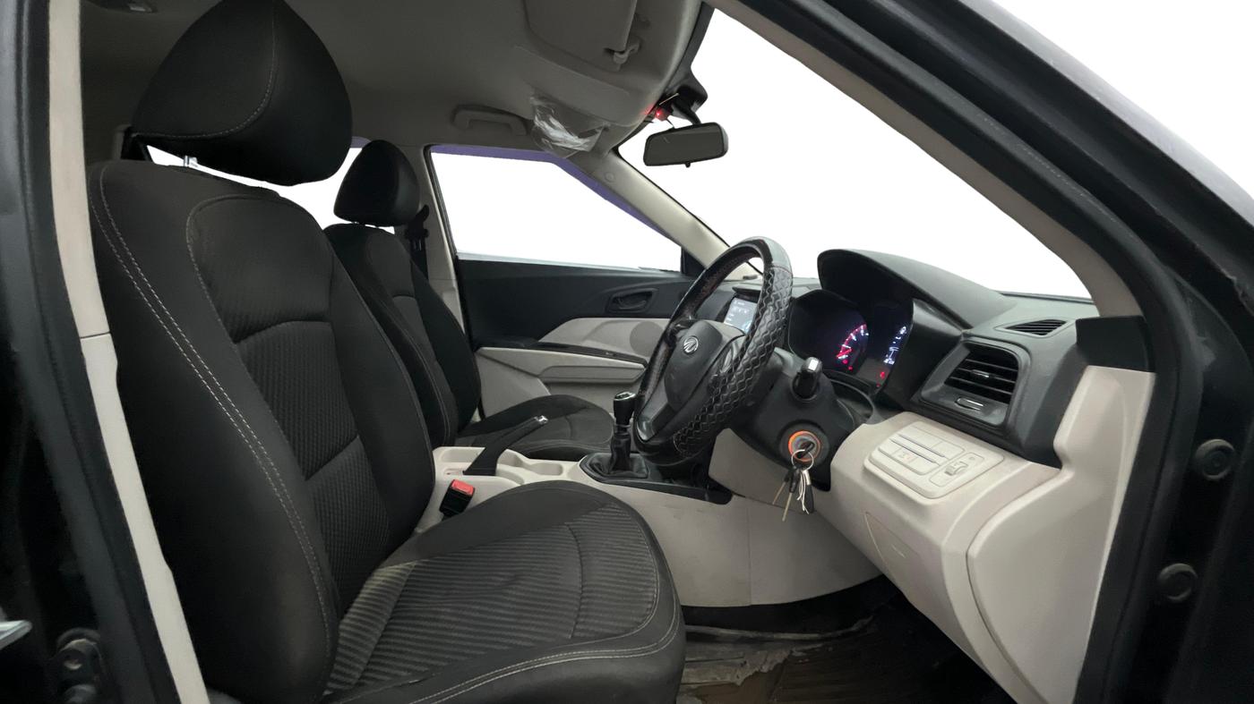 2021 Mahindra XUV300 W4 1.2 PETROL, Petrol, Manual, 63,929 km, Right Side Front Door Cabin