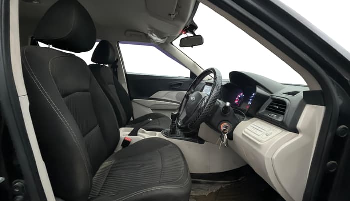 2021 Mahindra XUV300 W4 1.2 PETROL, Petrol, Manual, 63,929 km, Right Side Front Door Cabin