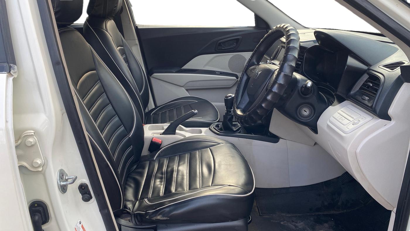 2023 Mahindra XUV300 W6 1.2 PETROL, Petrol, Manual, 52,358 km, Right Side Front Door Cabin