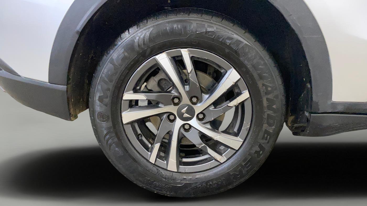 2023 Mahindra XUV700 AX 5 D MT 7 STR, Diesel, Manual, 52,365 km, Right Rear Wheel