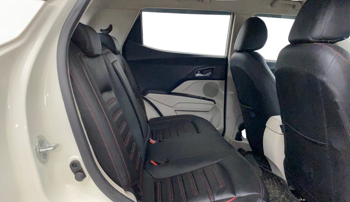 2023 Mahindra XUV300 W8 1.2 PETROL, Petrol, Manual, 9,432 km, Right Side Rear Door Cabin