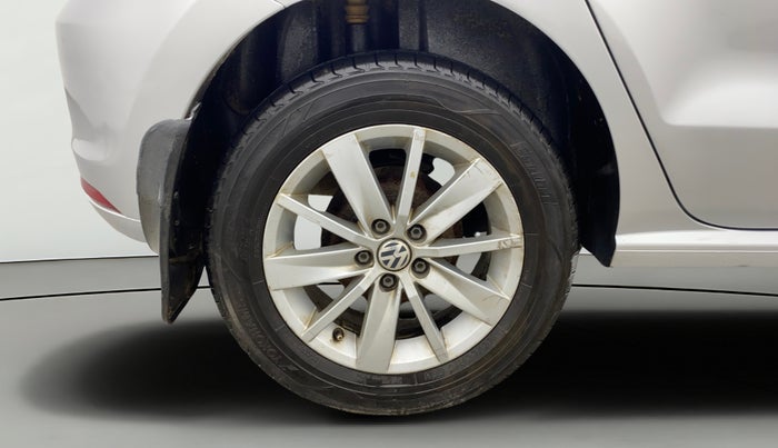2015 Volkswagen Polo HIGHLINE1.2L, Petrol, Manual, 1,05,657 km, Right Rear Wheel