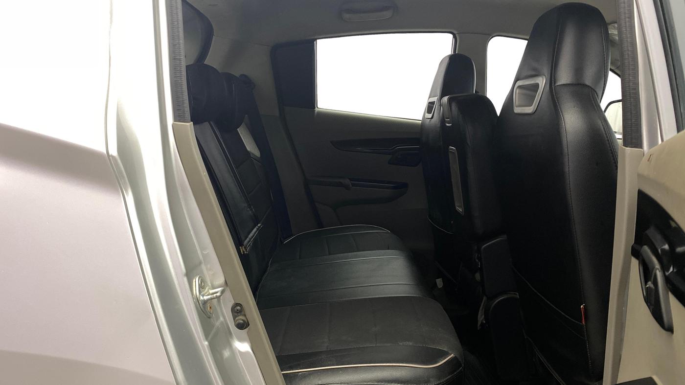 2015 Mahindra Kuv100 K8 6 STR, Petrol, Manual, 43,370 km, Right Side Rear Door Cabin