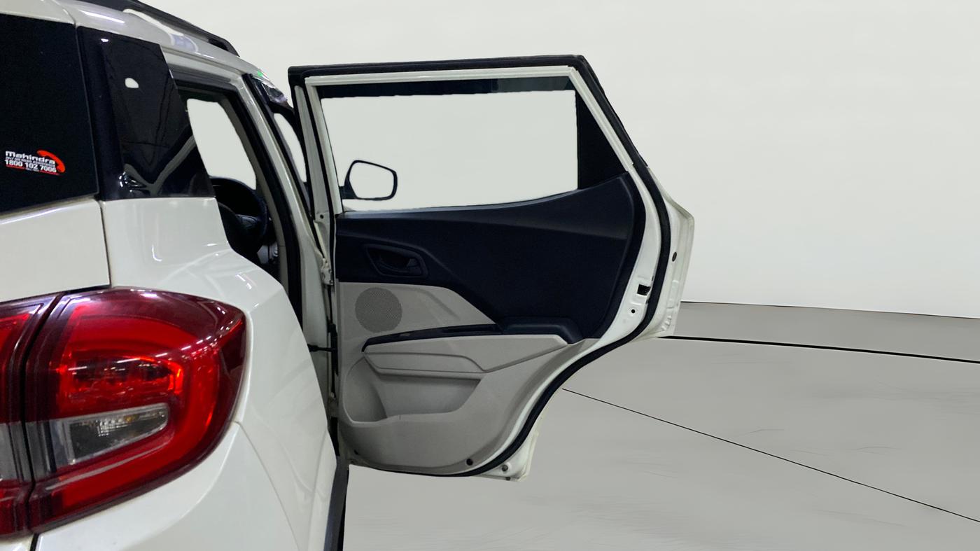 2023 Mahindra XUV300 W6 1.2 PETROL, Petrol, Manual, 31,614 km, RHS Rear Door