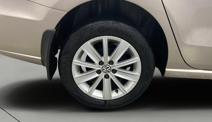 2015 Volkswagen Vento HIGHLINE 1.6 MPI, Petrol, Manual, 1,27,839 km, Right Rear Wheel