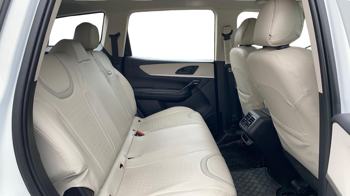 2022 Mahindra XUV700 AX 5 D AT 5 STR, Diesel, Automatic, 31,102 km, Right Side Rear Door Cabin