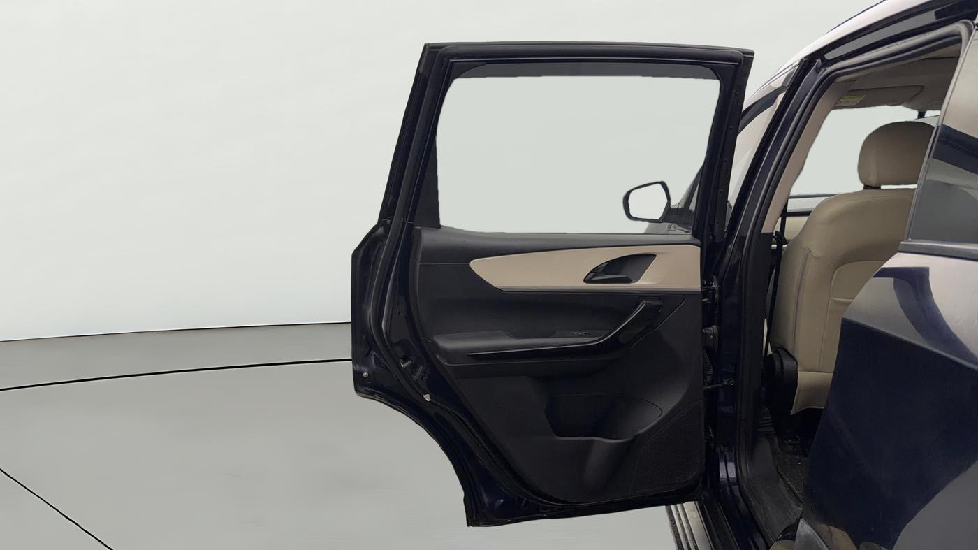 2022 Mahindra XUV700 AX 5 D AT 5 STR, Diesel, Automatic, 50,005 km, LHS Rear Door