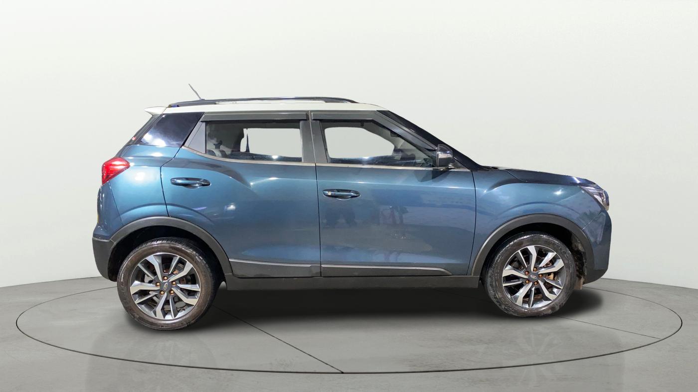 2021 Mahindra XUV300 W8 (O) 1.5 DIESEL AMT DUAL TONE, Diesel, Automatic, 43,432 km, Right Side View