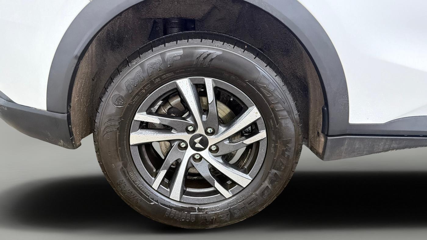 2025 Mahindra XUV700 AX 5 P AT 5 STR, Petrol, Automatic, 3,138 km, Right Rear Wheel