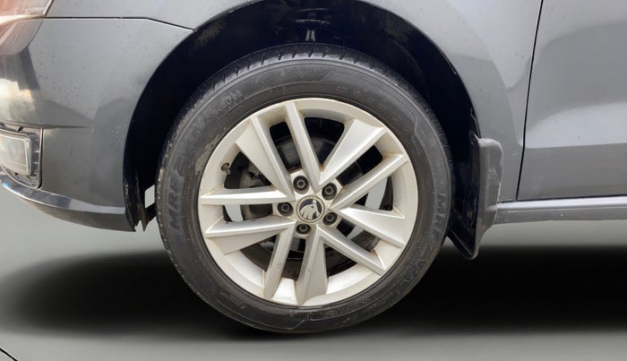 2017 Skoda Rapid STYLE 1.6 MPI AT, Petrol, Automatic, 1,17,571 km, Left Front Wheel