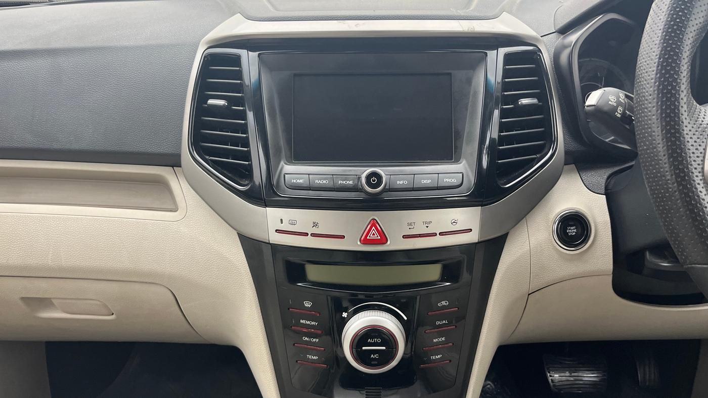 2023 Mahindra XUV300 W8 (O) 1.2 PETROL AMT, Petrol, Automatic, 35,603 km, Air Conditioner