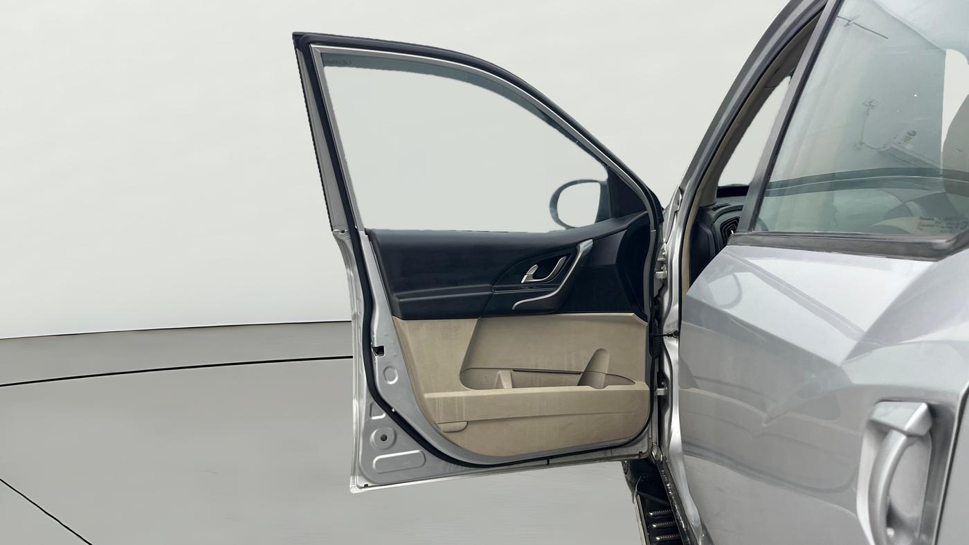 2017 Mahindra XUV500 W6, Diesel, Manual, 90,003 km, LHS Front Door