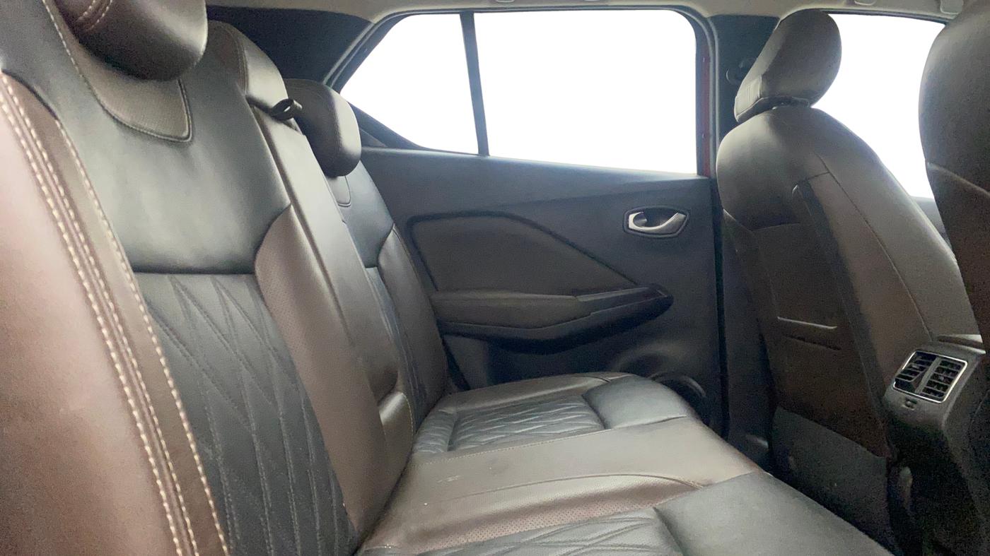 2019 Nissan Kicks XV PREMIUM O DUAL TONE DIESEL, Diesel, Manual, 1,16,304 km, Right Side Rear Door Cabin