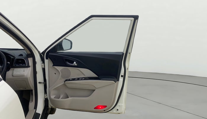 2021 Mahindra XUV300 W8 1.5 DIESEL, Diesel, Manual, 1,28,080 km, RHS Front Door