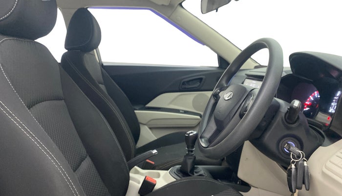 2022 Mahindra XUV300 W4 1.2 PETROL, Petrol, Manual, 38,721 km, Right Side Front Door Cabin