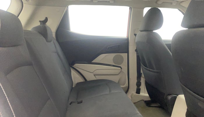 2021 Mahindra XUV300 W6 1.2 PETROL AMT, Petrol, Automatic, 59,831 km, Right Side Rear Door Cabin