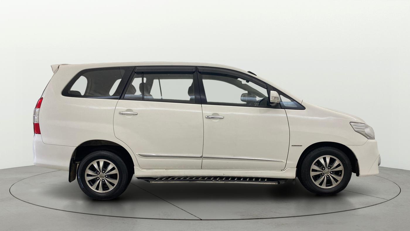 2015 Toyota Innova 2.5 VX 8 STR, Diesel, Manual, 55,485 km, Right Side View