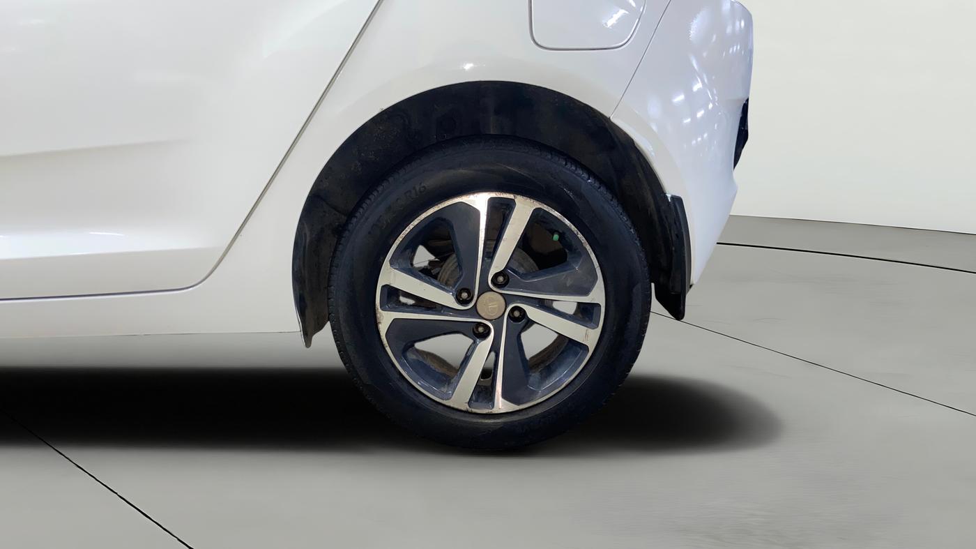 2023 Tata ALTROZ XZ DIESEL, Diesel, Manual, 57,043 km, Left Rear Wheel