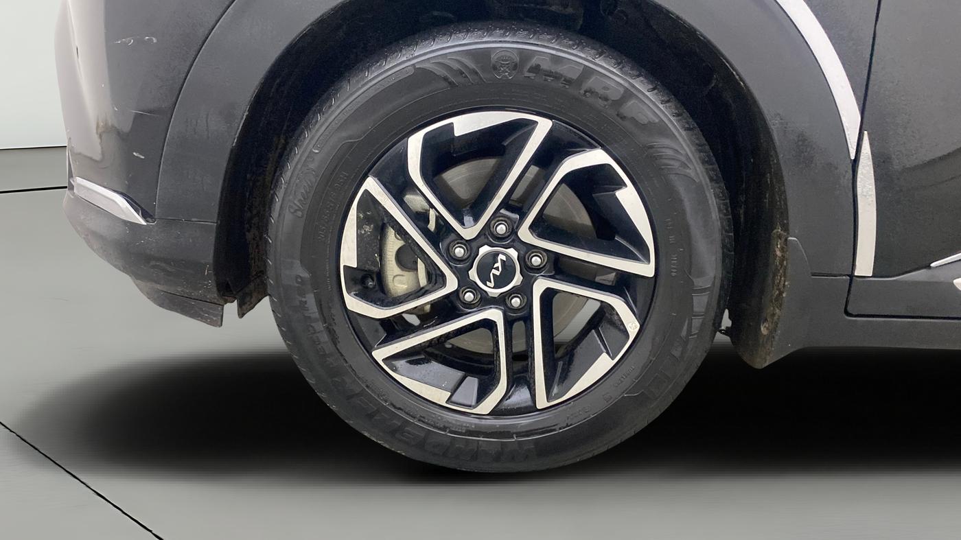 2023 KIA CARENS LUXURY PLUS 1.5 PETROL DCT 7 STR, Petrol, Automatic, 45,410 km, Left Front Wheel