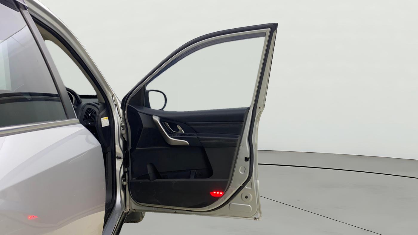 2019 Mahindra XUV500 W11, Diesel, Manual, 1,08,000 km, RHS Front Door