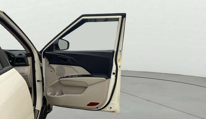 2023 Mahindra XUV300 W6 1.2 PETROL AMT, Petrol, Automatic, 15,464 km, RHS Front Door