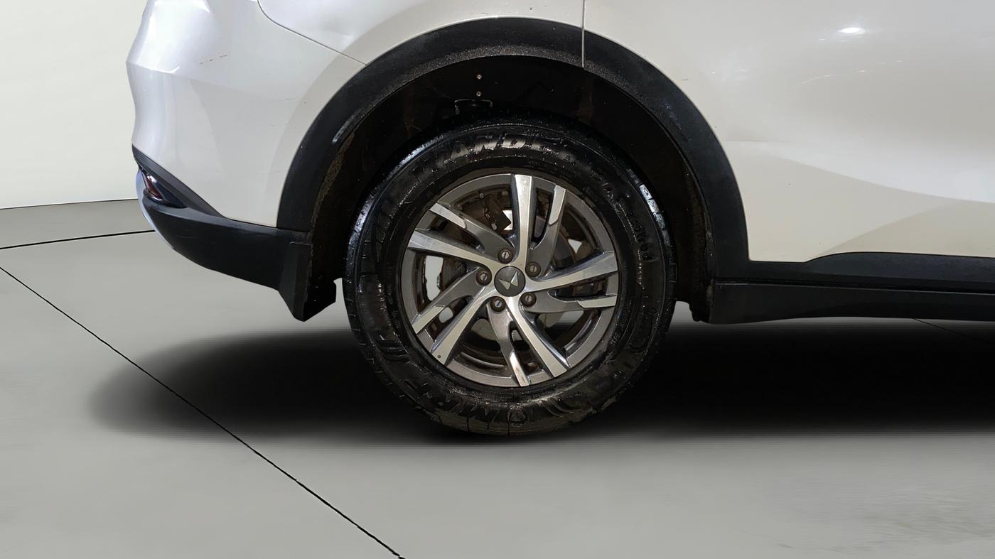 2022 Mahindra XUV700 AX 5 P MT 7 STR (E), Petrol, Manual, 14,076 km, Right Rear Wheel