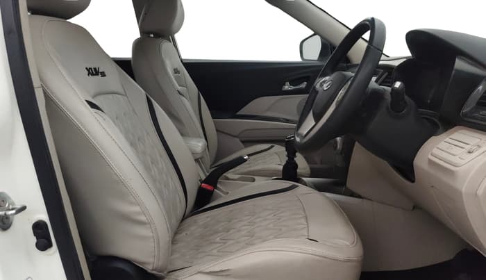 2022 Mahindra XUV300 W8 1.2 PETROL, Petrol, Manual, 39,574 km, Right Side Front Door Cabin