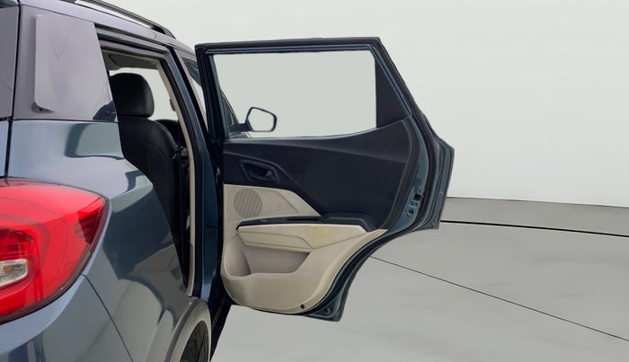 2019 Mahindra XUV300 W6 1.2 PETROL, Petrol, Manual, 1,37,766 km, RHS Rear Door