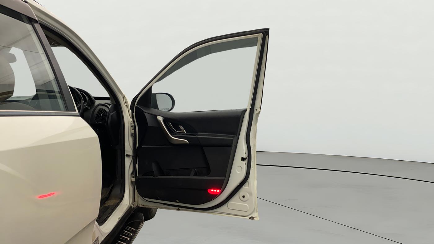 2020 Mahindra XUV500 W9, Diesel, Manual, 40,716 km, RHS Front Door