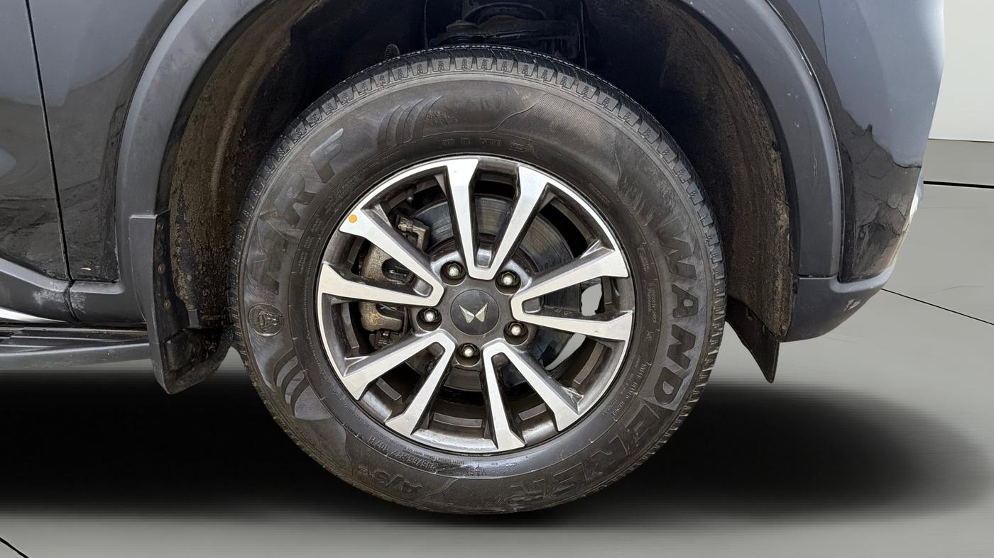 2025 Mahindra SCORPIO-N Z8 Select Petrol MT, Petrol, Manual, 5,055 km, Right Front Wheel