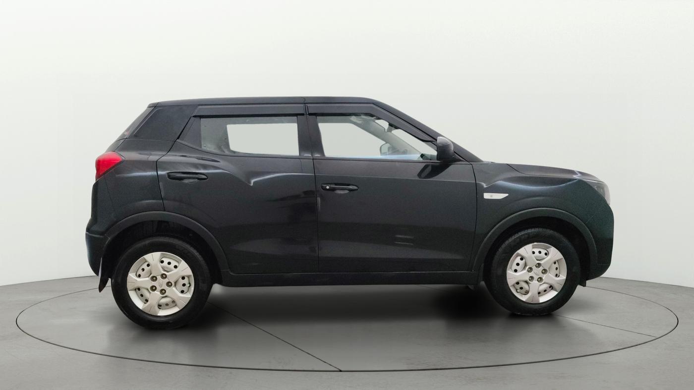 2022 Mahindra XUV300 W4 1.2 PETROL, Petrol, Manual, 1,07,747 km, Right Side View
