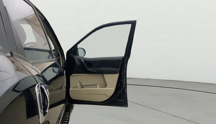 2016 Mahindra XUV500 W4, Diesel, Manual, 1,25,455 km, RHS Front Door