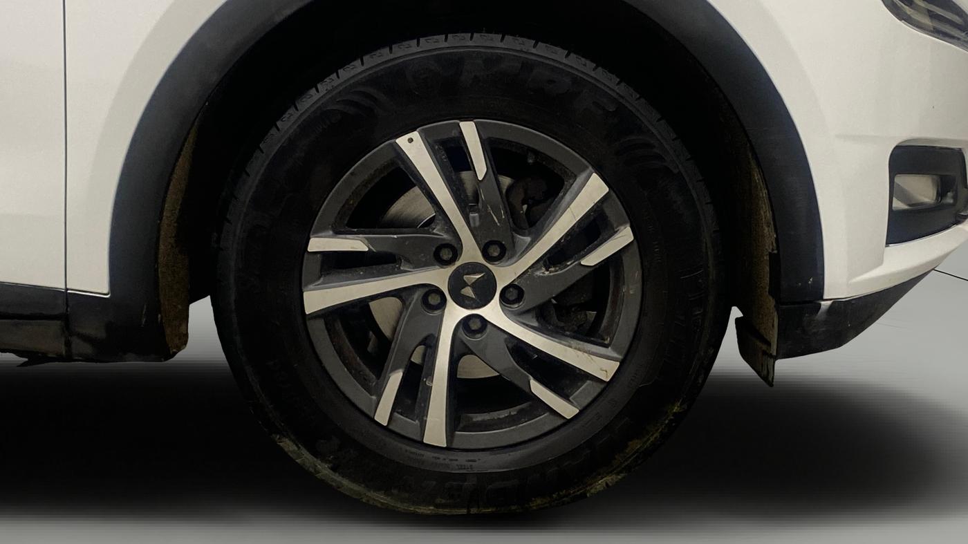 2024 Mahindra XUV700 AX 5 D AT 5 STR, Diesel, Automatic, 28,225 km, Right Front Wheel