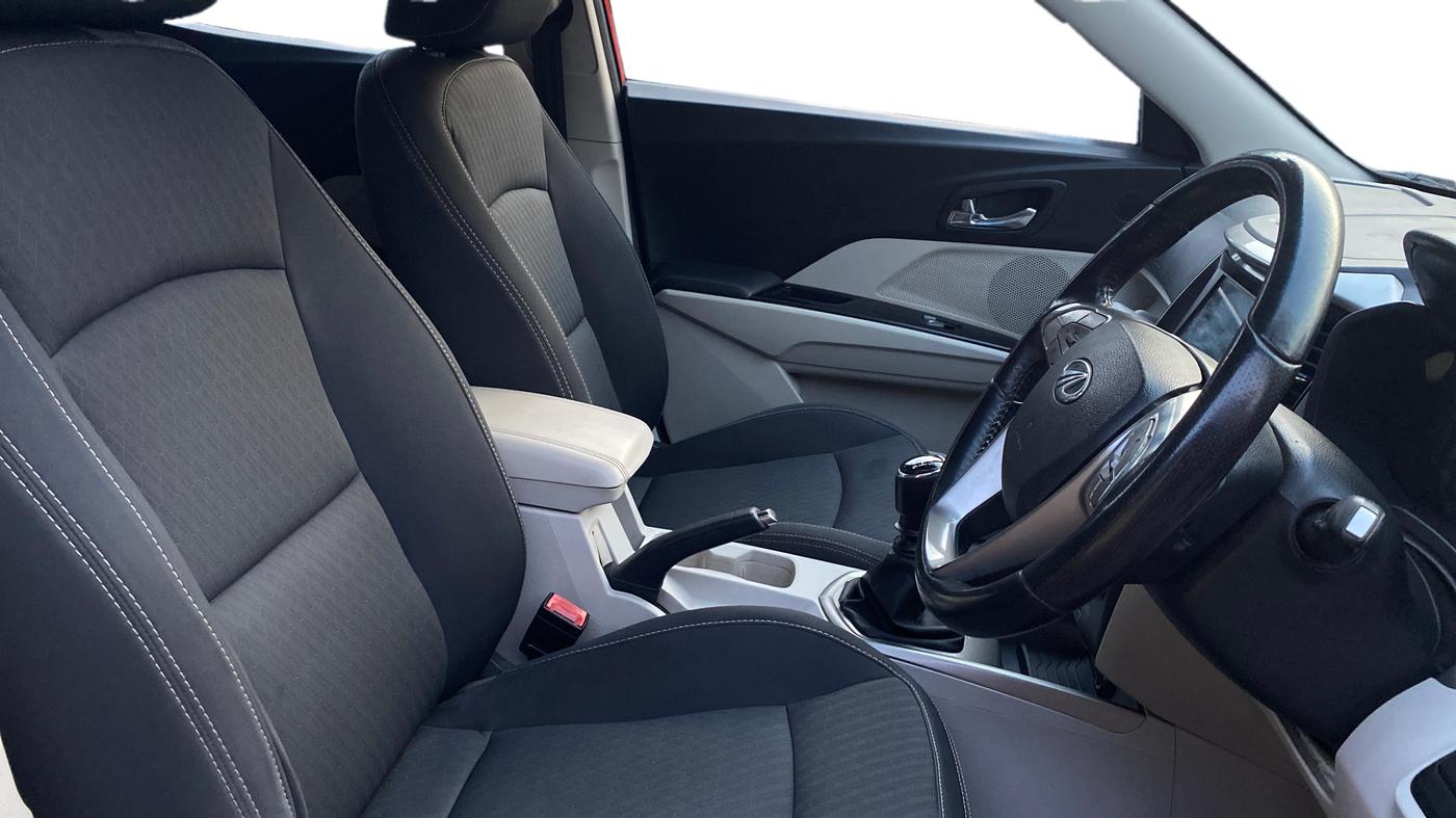 2019 Mahindra XUV300 W8 1.2 PETROL, Petrol, Manual, 80,467 km, Right Side Front Door Cabin