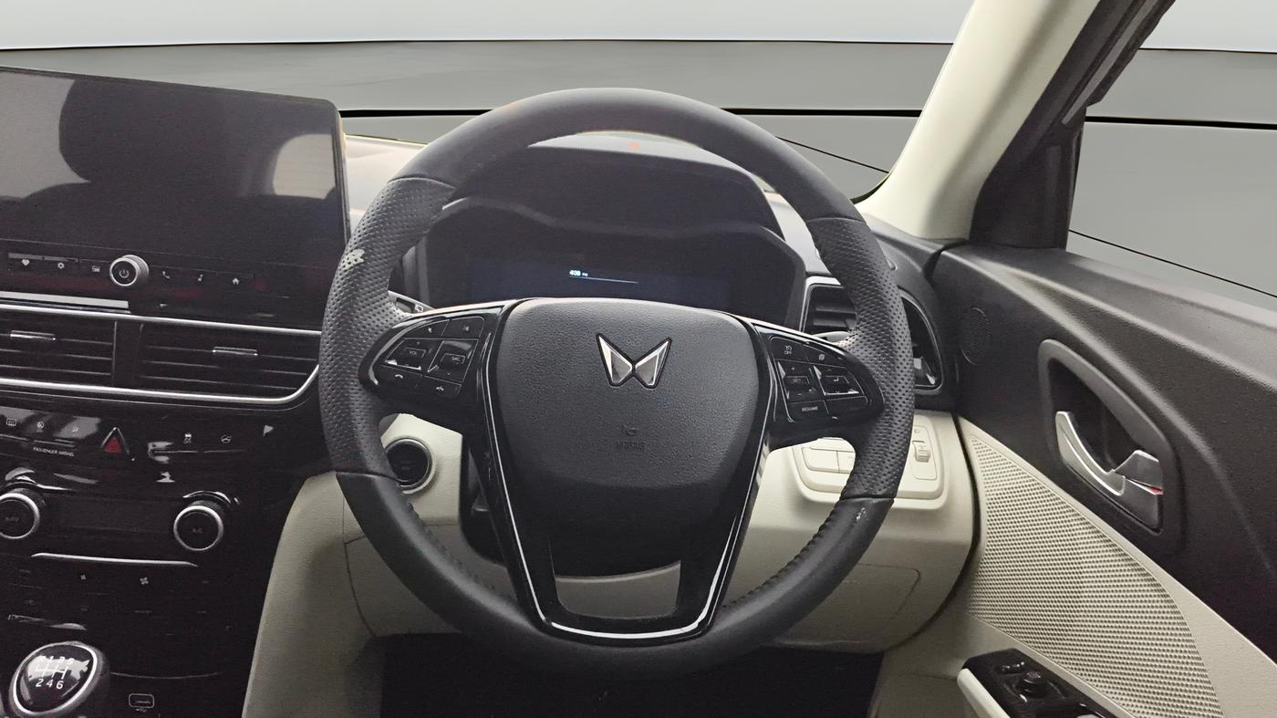 2025 Mahindra XUV 3XO AX5 1.2 L TCMPFi, Petrol, Manual, 7,039 km, Steering Wheel Close Up