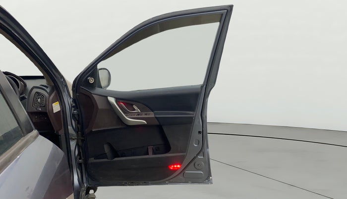 2014 Mahindra XUV500 W8, Diesel, Manual, 1,21,366 km, RHS Front Door