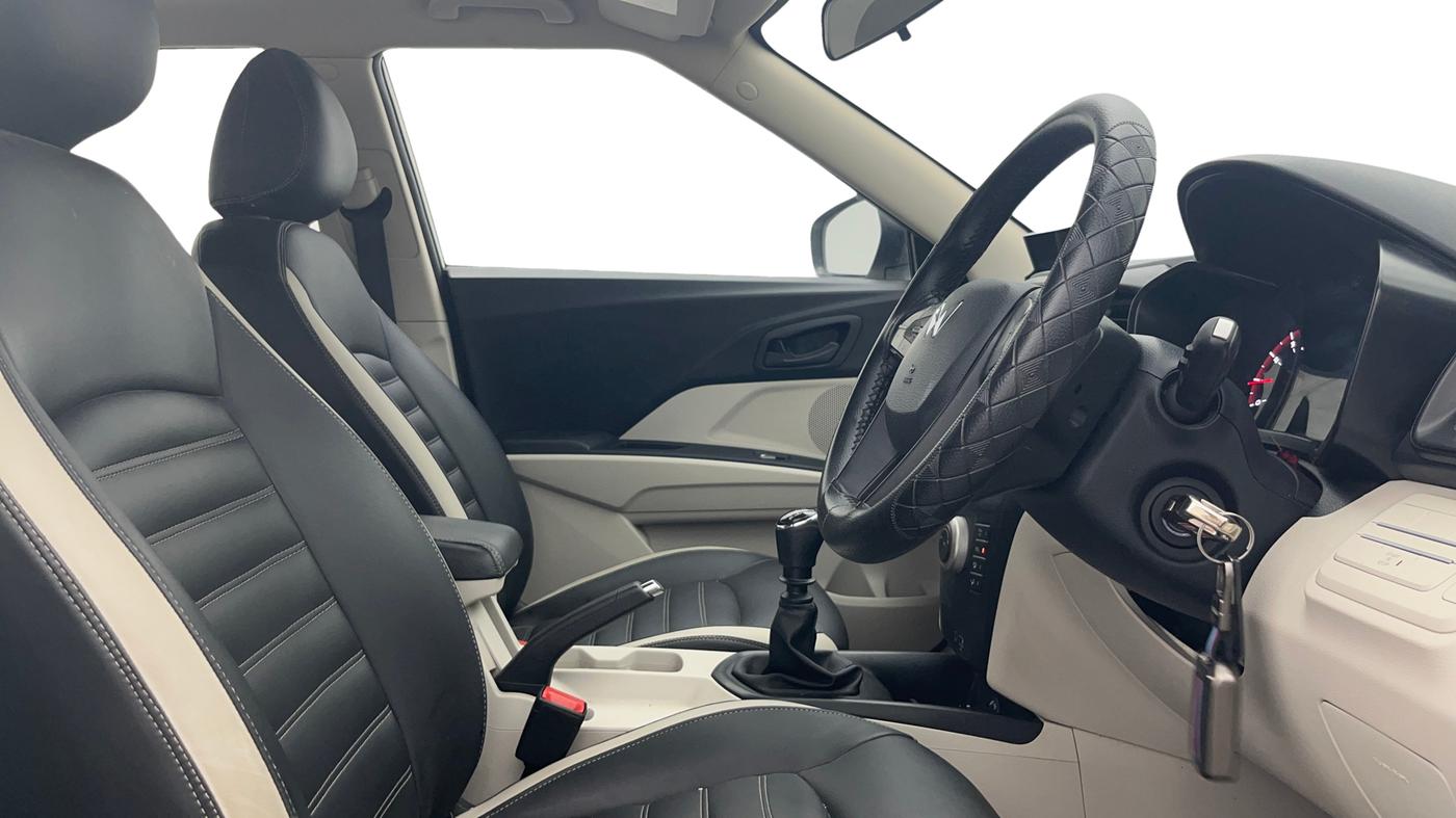 2022 Mahindra XUV300 W6 1.2 PETROL, Petrol, Manual, 20,824 km, Right Side Front Door Cabin