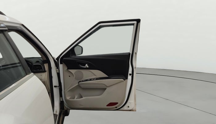 2024 Mahindra XUV300 W8 1.2 PETROL, Petrol, Manual, 29,360 km, RHS Front Door