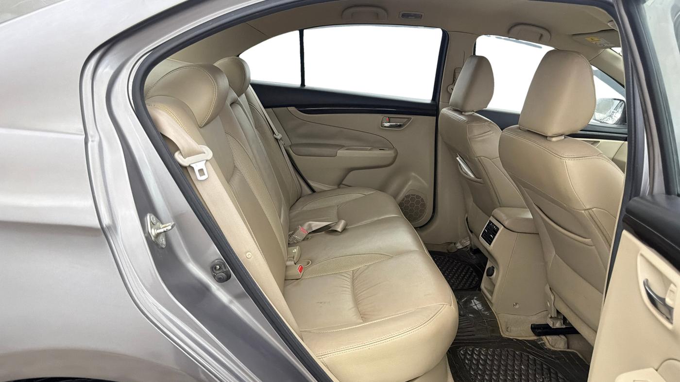 2015 Maruti Ciaz ZXI+, Petrol, Manual, 49,798 km, Right Side Rear Door Cabin