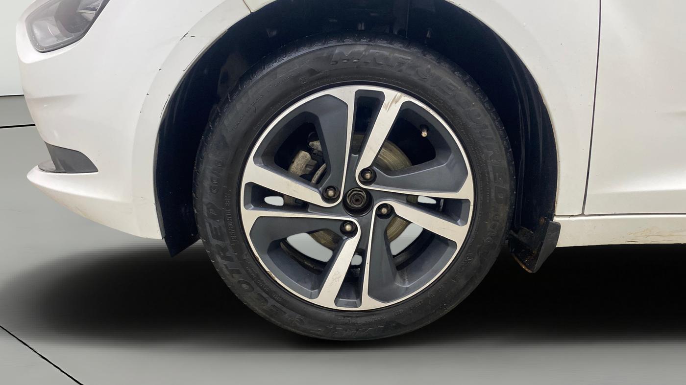 2024 Tata ALTROZ  XZ PLUS (S) , Diesel, Manual, 29,349 km, Left Front Wheel