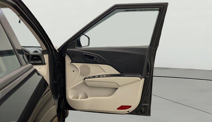 2023 Mahindra XUV300 W4 1.2 PETROL, Petrol, Manual, 52,472 km, RHS Front Door