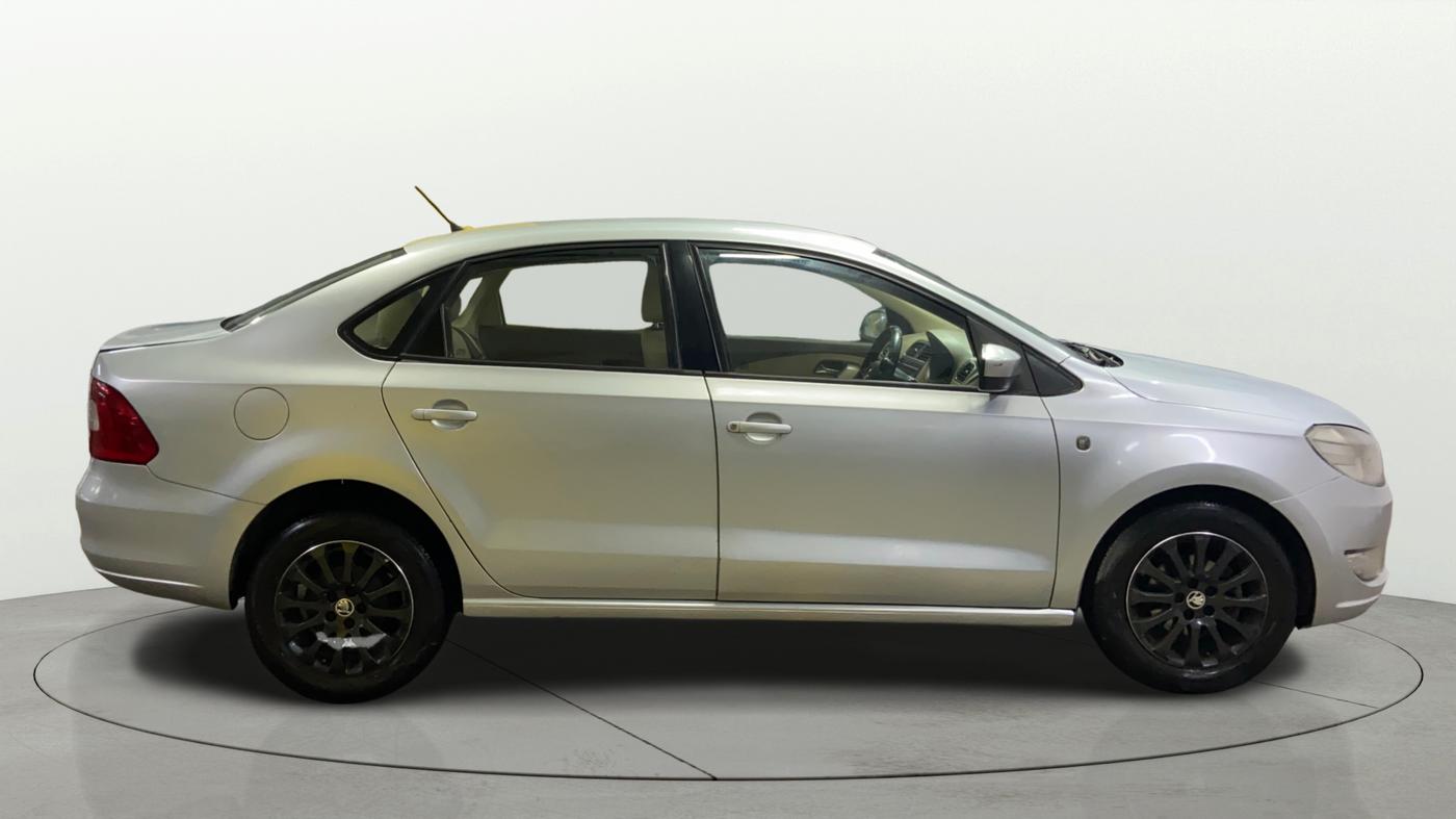 2015 Skoda Rapid 1.5 TDI CR AMBITION PLUS, Diesel, Manual, 1,28,008 km, Right Side View