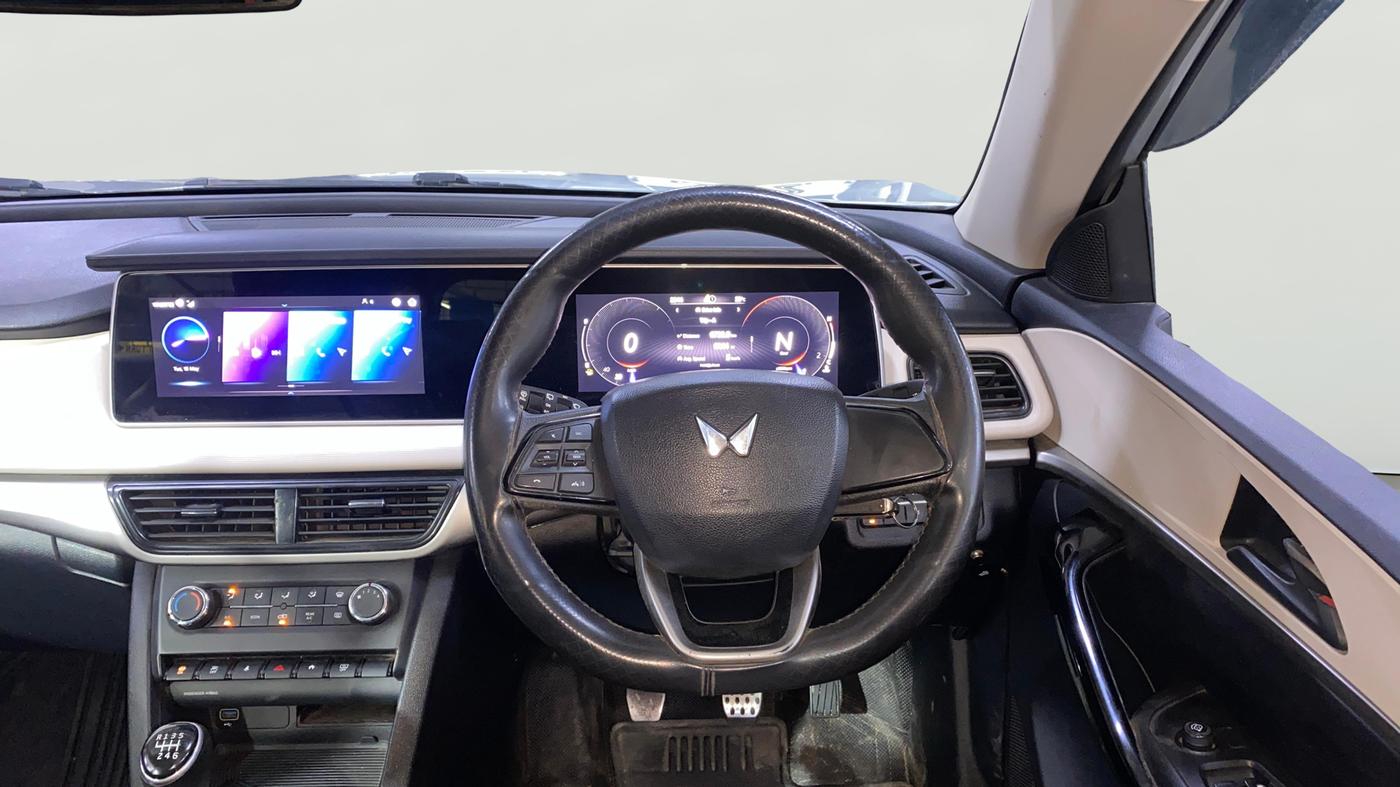 2022 Mahindra XUV700 AX 5 P MT 7 STR, Petrol, Manual, 66,407 km, Steering Wheel Close Up