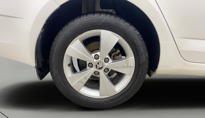 2019 Skoda Octavia STYLE 1.8 TSI AT, Petrol, Automatic, 1,12,805 km, Right Rear Wheel