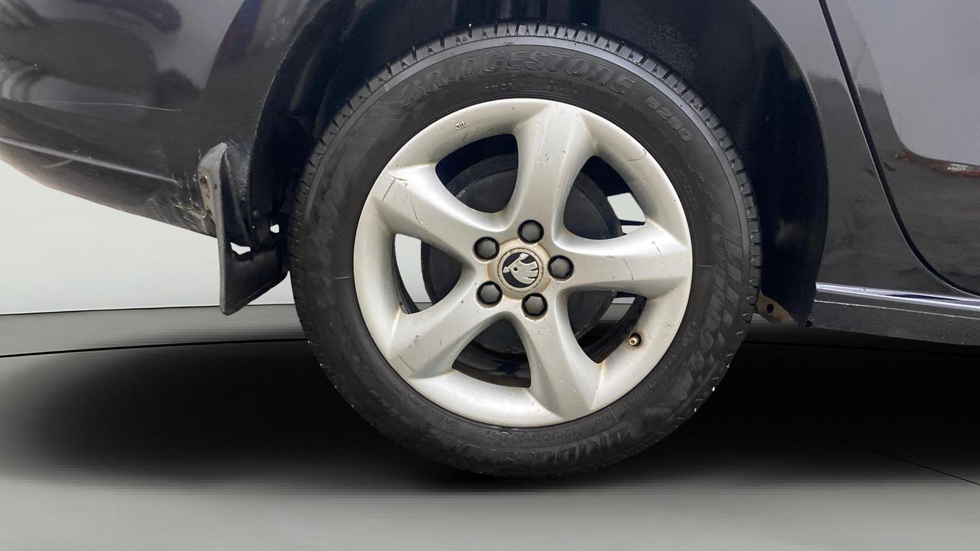 2013 Skoda Rapid ELEGANCE 1.6 TDI CR MT, Diesel, Manual, 1,37,813 km, Right Rear Wheel